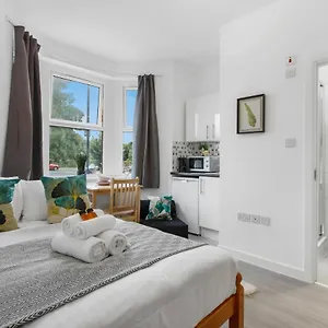 Heathrow Airport With En-suite Apartment Southall